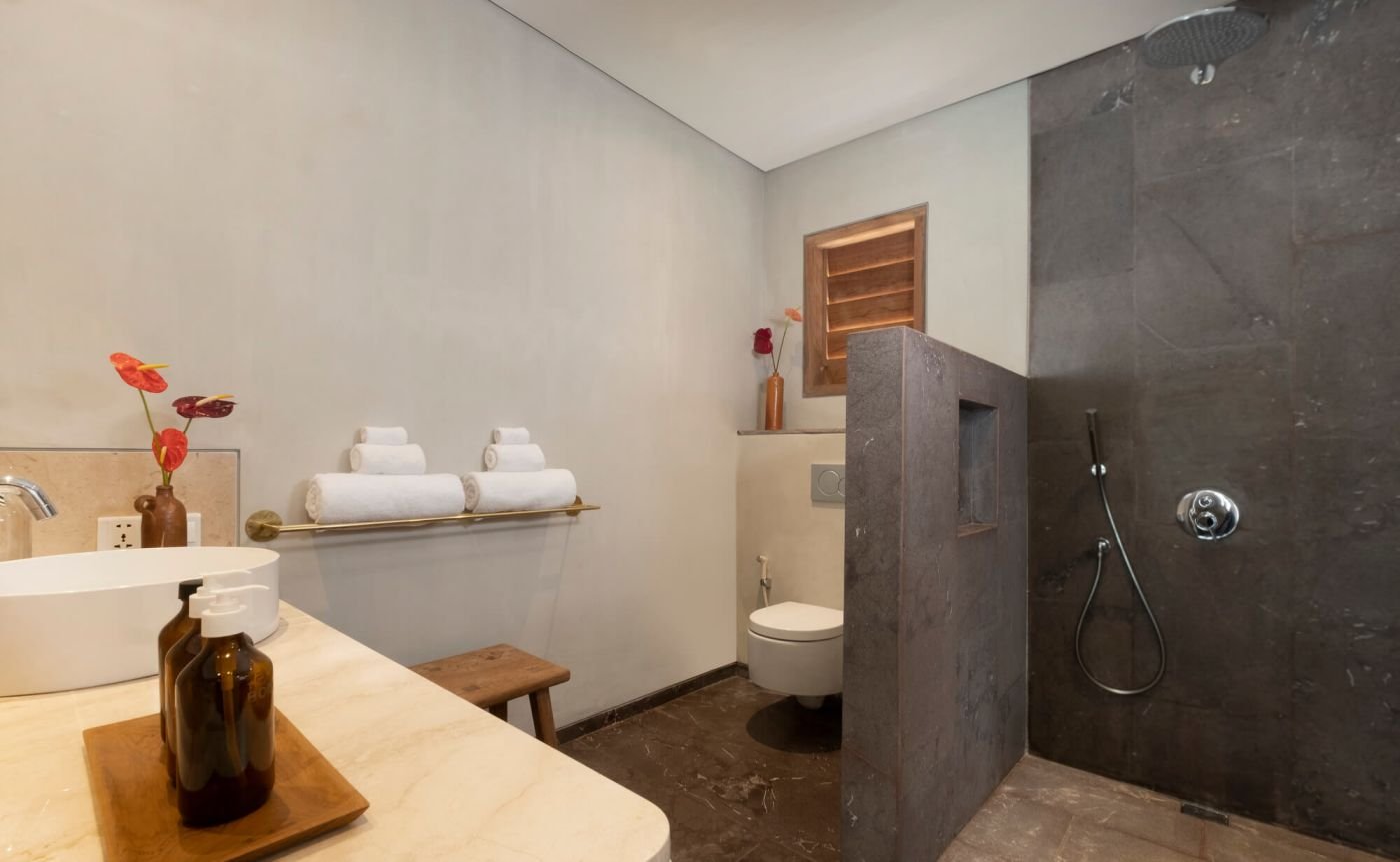 Deluxe-Room-Hotel-bathroom.jpeg